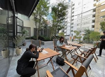 テラススぺースでの撮影も可能となります✨ - Relax one K渋谷 Relax one K渋谷｜マルシェ・ロケ撮影📷の室内の写真
