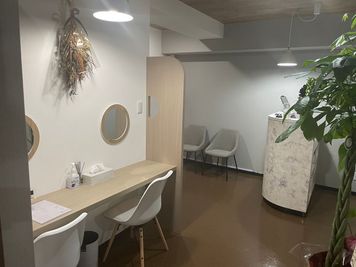 待合スペース - リラクゼーションサロン アスラク レンタルサロンの室内の写真