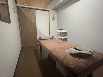 施術ルーム - リラクゼーションサロン アスラク レンタルサロンの室内の写真