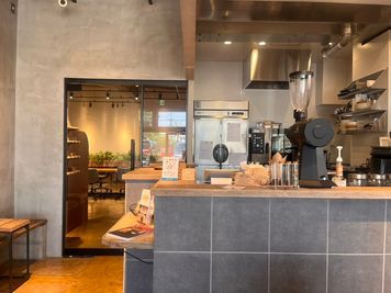 ハンドドリップコーヒーやお食事を提供するカフェが併設しています - GARAGE MACHIDA 境川店 カフェ＆コワーキングGARAGE MACHIDA境川店のその他の写真
