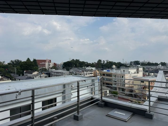 米軍横田基地の米軍機がバルコニーから見える撮影スポット - 米軍機が見える撮影スポット