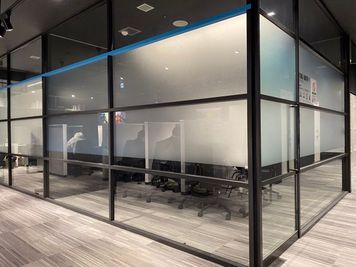 外からは見えないようになっているので安心してご利用いただけます。 - BIZcomfort浜松 完全個室　8名用会議室の室内の写真