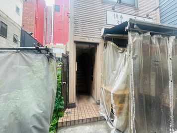 建物入り口 - イーグル新橋No.2 ⅠSPACE No.2-3の外観の写真