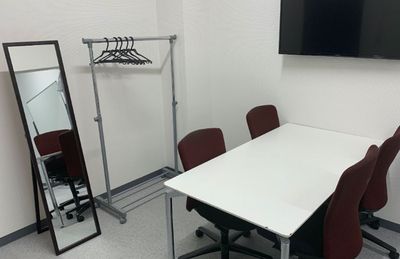 スタジオ内控室（大画面モニター完備） - SMSスタジオの設備の写真