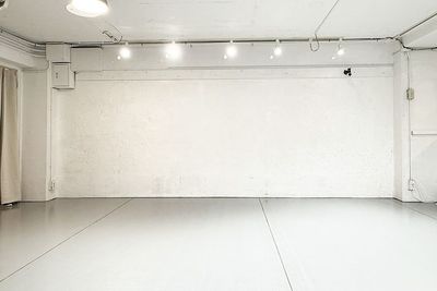 【丸太町駅5分🚶】清潔感あふれる白空間！地下1階🪨広さ54㎡🏠撮影・動画配信に使える白壁スタジオ - 京都レンタルスタジオStar丸太町店