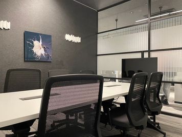 室内にはモニターもございますのでご自由にご利用ください。 - BIZcomfort浜松 完全個室　6名用会議室の設備の写真