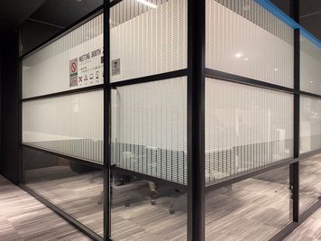 外からは見えないようになっている為、安心してご利用いただけます。 - BIZcomfort浜松 完全個室　6名用会議室の室内の写真