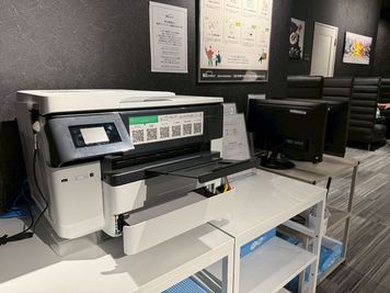 プリンターやシュレッダーもご用意しています。 - BIZcomfort浜松 完全個室　6名用会議室の設備の写真