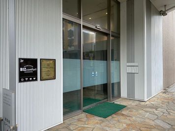 1階入り口はこの看板が目印！ - BIZcomfort浜松 完全個室　6名用会議室の外観の写真
