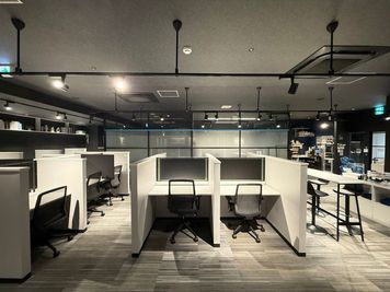 コワーキングスペースは一時利用もOK！
1時間440円／1日1,650円（税込）
お気軽にお声掛けください♪ - BIZcomfort浜松 完全個室　6名用会議室の室内の写真