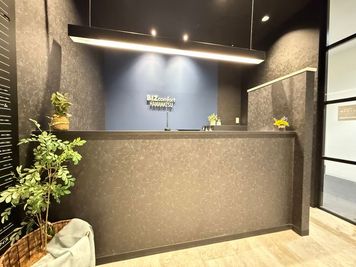 コンシェルジュによるお茶出しサービスも承ります。
お気軽にお声掛けください◎ - BIZcomfort浜松 完全個室　6名用会議室の設備の写真