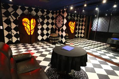 鏡高さ2.2m 天井床は2.4m
鏡面の幅は6.5m×3.5
(鏡部分は正面5m,右側1.6m)
踊り場(更衣室など除く)は約２４m2です - NIGHT PHANTASY STUDIO 1F Dance Floorの室内の写真