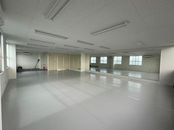 カーテンで仕切られた更衣室あり。 - MIUバレエスタジオ 一面鏡張り！バー備え付けのスタジオの室内の写真