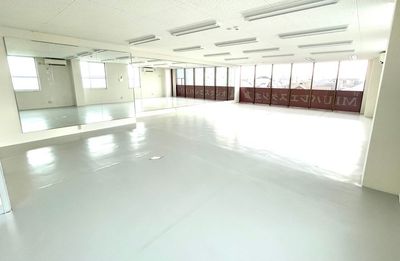 リノリウム床！ダンスやバレエの練習スペースとして最適です - MIUバレエスタジオ