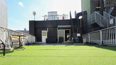 ６０㎡ある広々とした屋上テラスも利用できます。屋上テラスのみペット同伴可能です(室内は厳禁) - えこてんハウススタジオ 撮影・配信・会議スペースの室内の写真