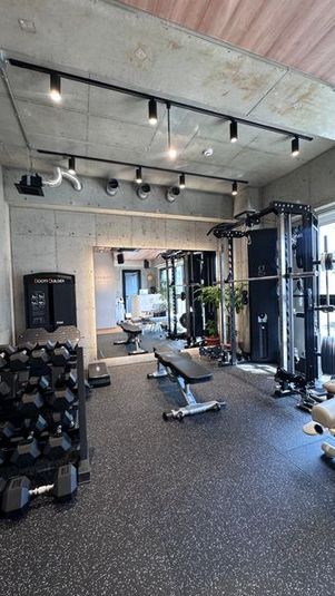 sugata personal gym お尻専用マシン設備、更衣室完備、洗練されたレンタルジムの室内の写真