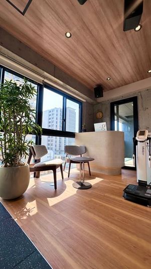 お尻専用マシン設備、更衣室完備、洗練されたレンタルジム - sugata personal gym