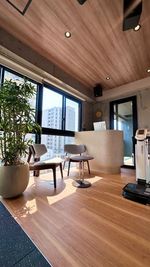 sugata personal gym お尻専用マシン設備、更衣室完備、洗練されたレンタルジムの室内の写真