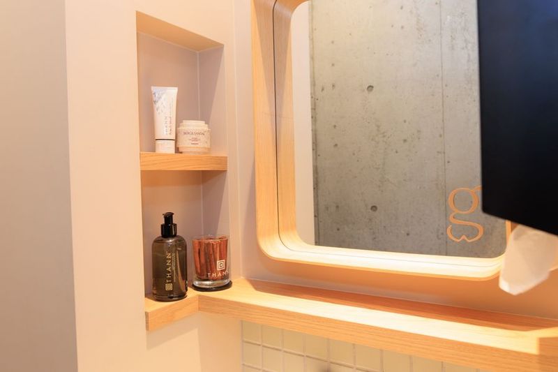 お尻専用マシン設備、更衣室完備、洗練されたレンタルジム - sugata personal gym