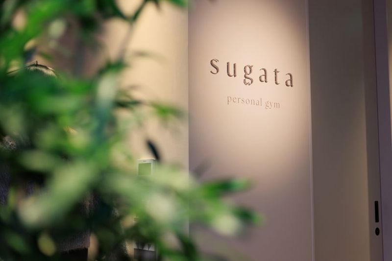 お尻専用マシン設備、更衣室完備、洗練されたレンタルジム - sugata personal gym