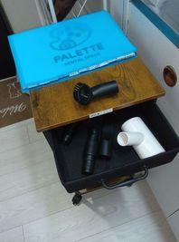 掃除機のアタッチメント類は、ブラウンのキャスター内にあります。 - レンタルスタジオ　PALETTE名古屋店 🚶名駅徒歩5分🚶レンタルスタジオ　PALETTE名古屋店の設備の写真