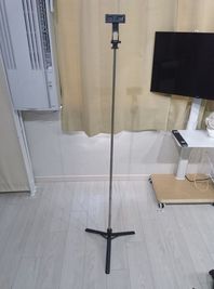 ご要望のあった、背の高いスマホスタンドも導入しました。
（2025/09/07） - レンタルスタジオ　PALETTE名古屋店 🚶名駅徒歩5分🚶レンタルスタジオ　PALETTE名古屋店の設備の写真