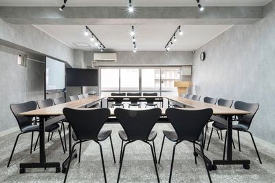 ロの字レイアウト - ミリオン会議室新大阪２号店 貸し会議室、セミナールームの室内の写真