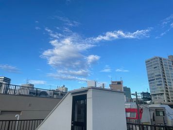 建物入口_神宮球場方面 - UPPER BASE 屋上の室内の写真