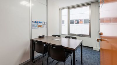 自然光が入る明るいお部屋です。
（防犯上、窓は開閉できません） - 西新宿ライズオフィス3rd 西新宿ライズオフィス3rd会議室の室内の写真