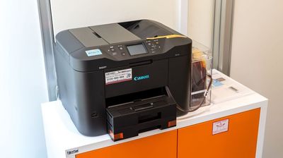プリンターも無料で利用できます。（用紙はご持参ください） - 西新宿ライズオフィス3rd 西新宿ライズオフィス3rd会議室の設備の写真