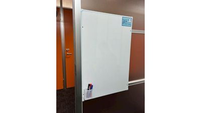 ホワイトボード完備！（使用後はキレイに消してから退室してください） - 西新宿ライズオフィス3rd 西新宿ライズオフィス3rd会議室の設備の写真