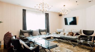 上質な内装が魅力のスペース。 最大15名まで対応可能で、商談・ミーティングから懇親会に最適。 飲食持込無料・ゴミ処理無料 - ホステルイルファーロ久留米