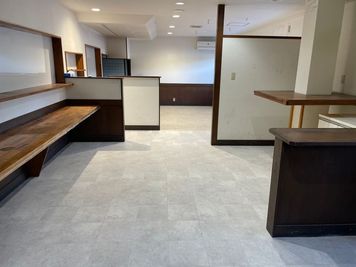 約30畳（50㎡）の広さです。様々なニーズでご活用ください。店舗前には10台ほどの無料駐車場があります。 - 保護っ子ふれあいMOKOん家 レンタルスペースMOKOん家の室内の写真