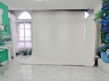 白と黒の背景紙も完備 - スタジオ フルールの室内の写真