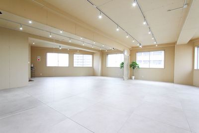 ゆったりの43㎡（約24畳）。天井高も2.5mあり快適です。 - RENTALSTUDIO ACTS小平駅前  ✨【小平駅前45秒】の広々レンタルスタジオ✨の室内の写真