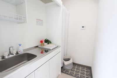 更衣室、ミニキッチン（新品）です。 - RENTALSTUDIO ACTS小平駅前  ✨【小平駅前45秒】の広々レンタルスタジオ✨の室内の写真