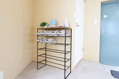 下足はこちらのラックをご利用ください。スリッパも8足ございます。 - RENTALSTUDIO ACTS小平駅前  ✨【小平駅前45秒】の広々レンタルスタジオ✨の室内の写真