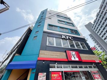 1階にKFCがあるビルの5階です。 - RENTALSTUDIO ACTS小平駅前  ✨【小平駅前45秒】の広々レンタルスタジオ✨の室内の写真