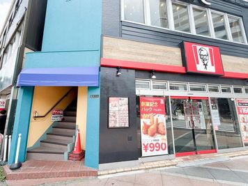 左手の階段より5階まで上がってください。汗 - RENTALSTUDIO ACTS小平駅前  ✨【小平駅前45秒】の広々レンタルスタジオ✨の室内の写真