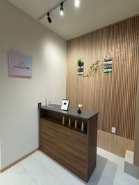 足立ZKYビル 地域NO.１最安値！レンタルオフィスA号室、一日利用も可能の入口の写真