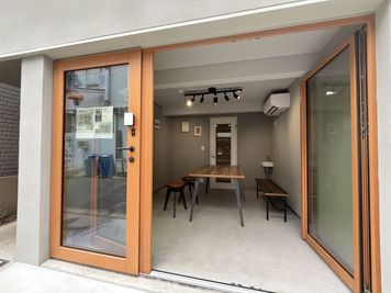 ドアを大きく開けてオープンな活用もできます！ - toritor （通リ通ル） トオリノハナレの入口の写真