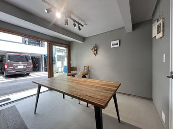 2面はピクチャーレールも設置しており、多様な展示、ディスプレイにご利用頂けます！ - toritor （通リ通ル） トオリノハナレの室内の写真