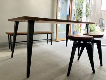 テーブル、ベンチ、スツールなども貸出致します。 - toritor （通リ通ル） トオリノハナレの設備の写真