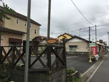 セラピールームFRESCO駐車場の入口の写真