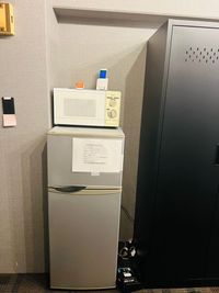 冷蔵庫と電子レンジがあります。 - 西中島南徒歩1分　フルーレ新大阪 【カードゲーム用テーブル有】Draw a Card の室内の写真