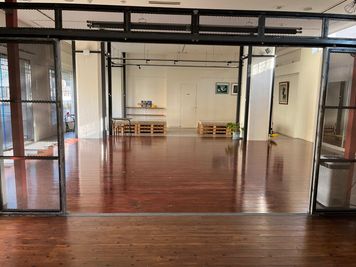 ステージ裏から客席方面 - スタジオ結緋 ライブスタジオ結緋の室内の写真