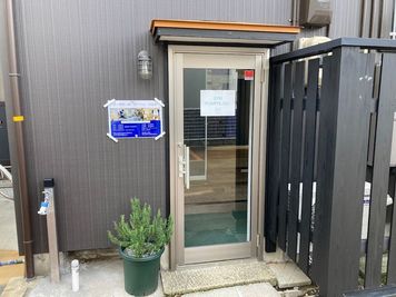 茂八ジム フィットネススタジオの入口の写真