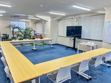 コの字形式 - 静岡駅前会議室｜アップスペース 貸し会議室の室内の写真