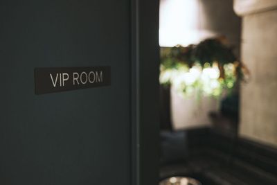 8人がけVIP ROOM - 【圧倒的おしゃれ空間】レンタルバースペース"8jikai" 【渋谷】バーカン/フロア/個室あり！ムード漂う大人のバーの室内の写真