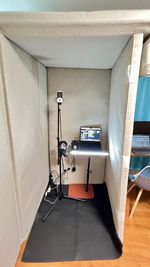 吸音レコーディングブース
完全デッドな最高の音でレコーディングできます！
コンデンサマイクは "Lewitt lct 240 Pro"  - ひとりRecスタジオ２の室内の写真